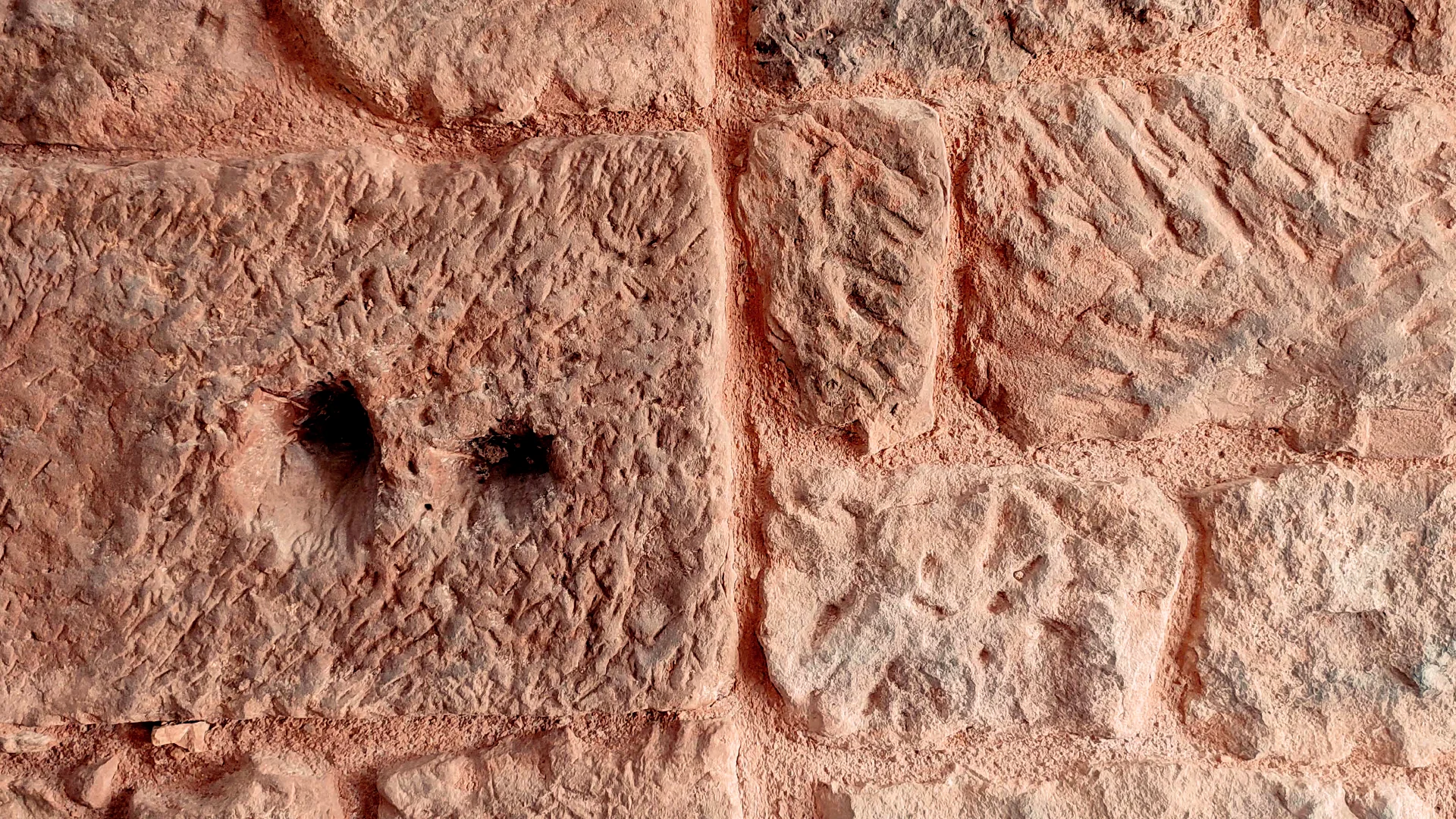 Mur grès rouge pierre rougier Marcillac Vallon L'atelier rouge éco architecte architecture rénovation